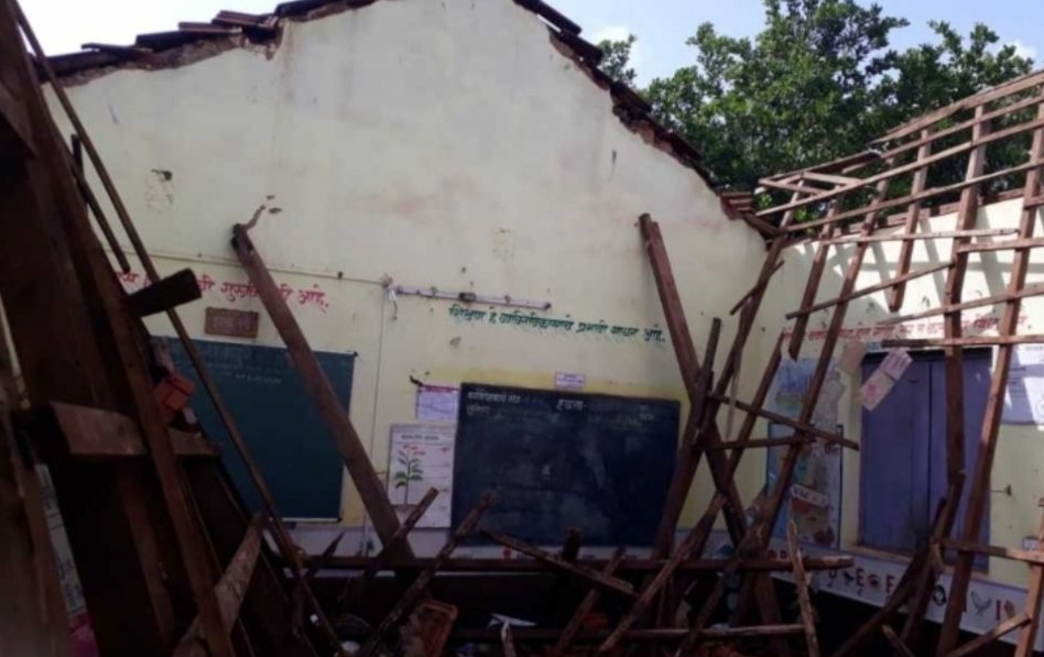 मडुरा जिल्हा परिषद प्राथमिक शाळेचे छप्पर कोसळले, शाळा बंद असल्याने अनर्थ टळला