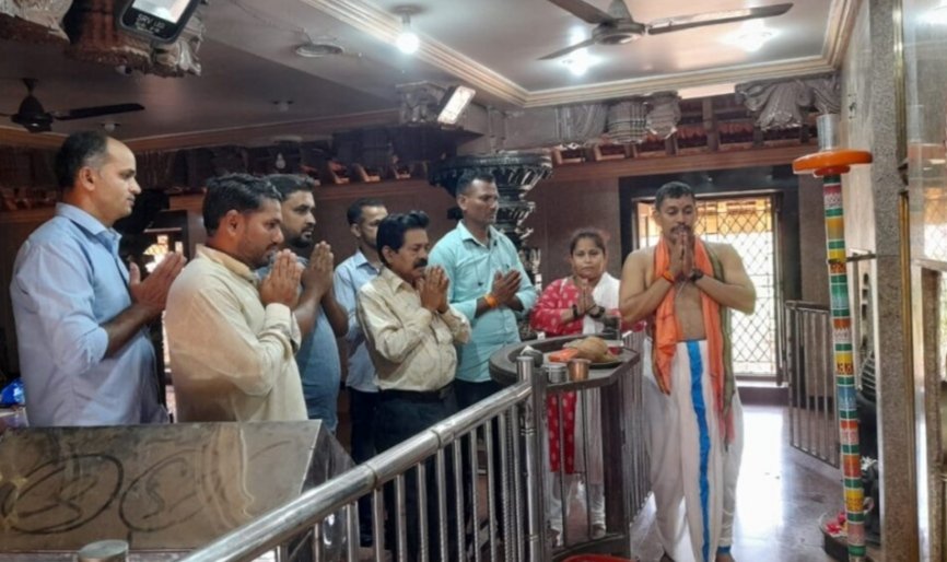 नेरुर मध्ये युवासेना प्रमुख आदित्य ठाकरे यांच्या वाढदिवसा निमित्त श्री देव कलेश्वर मंदिरात अभिषेक, पूजन व गार्हाणे