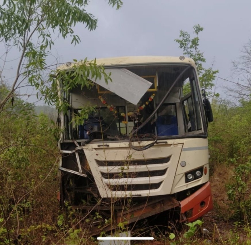 मालवण बार्शी बसला कुपेरी घाटात अपघात