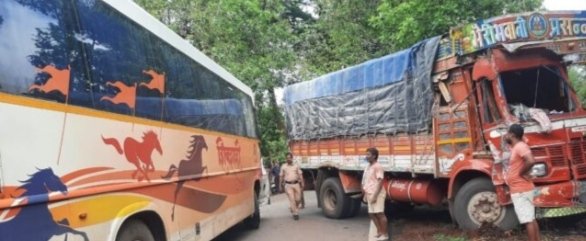 कोलगाव येथे ट्रकची शिवशाहीला धडक.