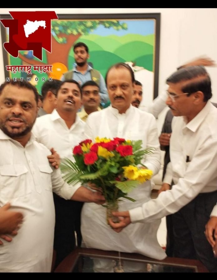 महाराष्ट्राचे उपमुख्यमंत्री अजित पवार यांचे पुष्पगुच्छ देऊन केले अभिनंदन