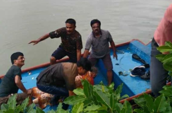 मोती तलावात बुडणाऱ्या वृद्ध महिलेचे पोलीस व माजी नगरसेवकाने वाचविले प्राण