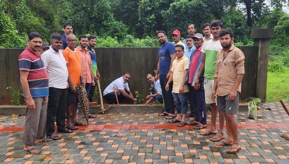 लोरे येथील मंदिर परिसरात केले वृक्षारोपण