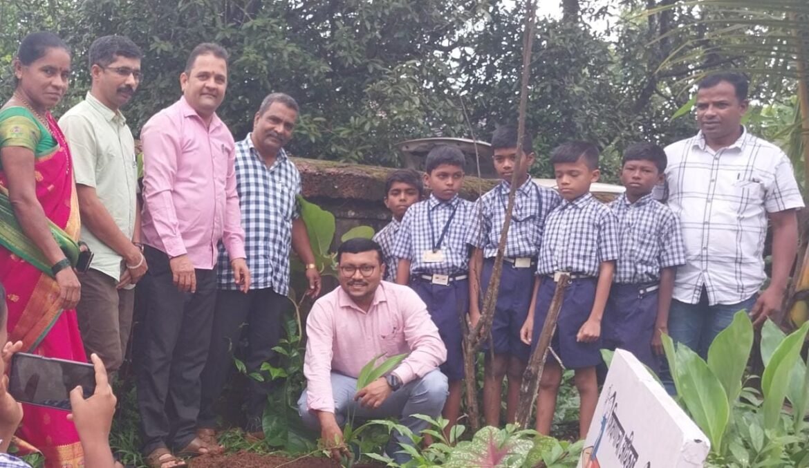 तहसीलदार श्रीधर पाटील यांच्या हस्ते कृषी दिनानिमित्त मळेवाड येथे केले वृक्षारोपण
