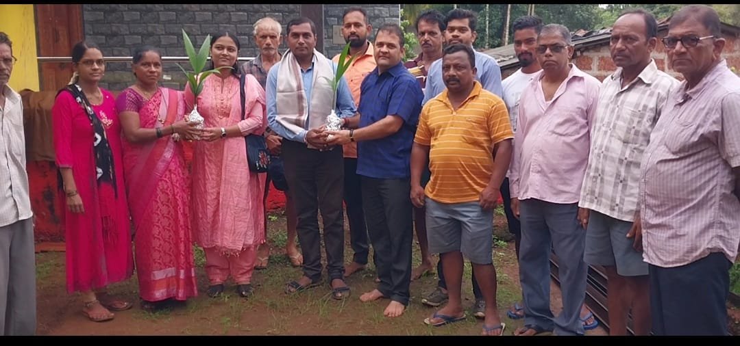 मळेवाड तलाठी सचिन गोरे यांचा सत्कार करून त्याना निरोप देऊन पुढील वाढदिवसासाठी गावाच्या वतीने दिल्या शुभेच्छा