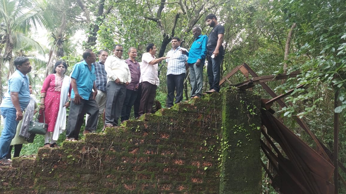गोवेरी येथे साकवाची तातपूर्ती उपाययोजना करून जिल्हा नियोजन मधून नवीन साकवासाठी प्रस्ताव करा