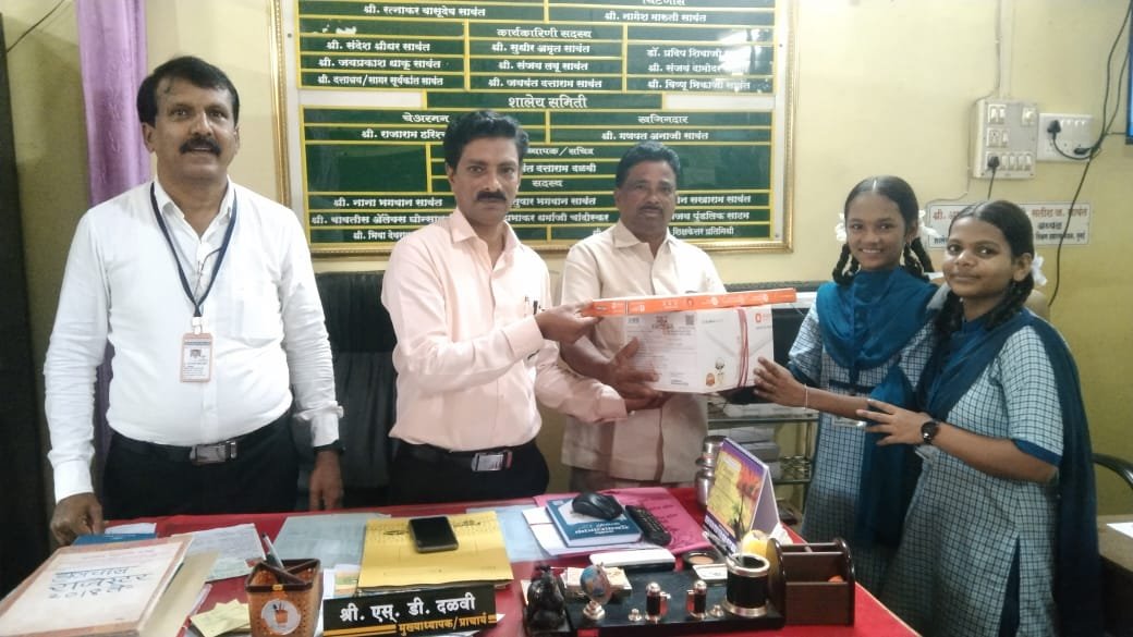 माध्यमिक विद्यामंदिर कनेडी प्रशालेला विद्यार्थिनीकडून पंखा प्रदान