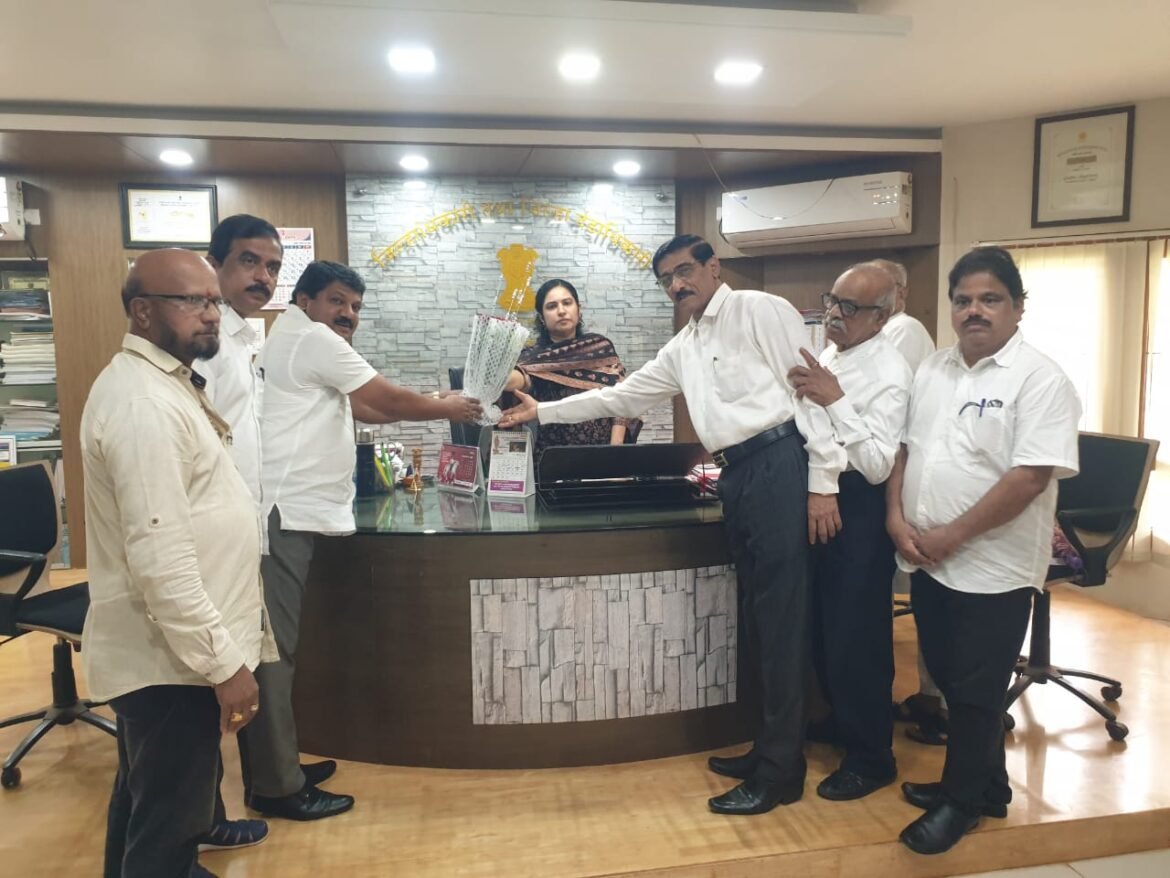 सिंधुदुर्ग राष्ट्रवादीचे जिल्हाध्यक्ष अबिद नाईक व कार्याध्यक्ष काका कुडाळकर यांनी जिल्ह्याधिकारी मंजुलक्षुमी व जिल्हा पोलिस अधीक्षक सौरभ अग्रवाल, सिव्हील सर्जन डॉ श्रीपाद पाटिल यांची घेतली सदिच्छा भेट