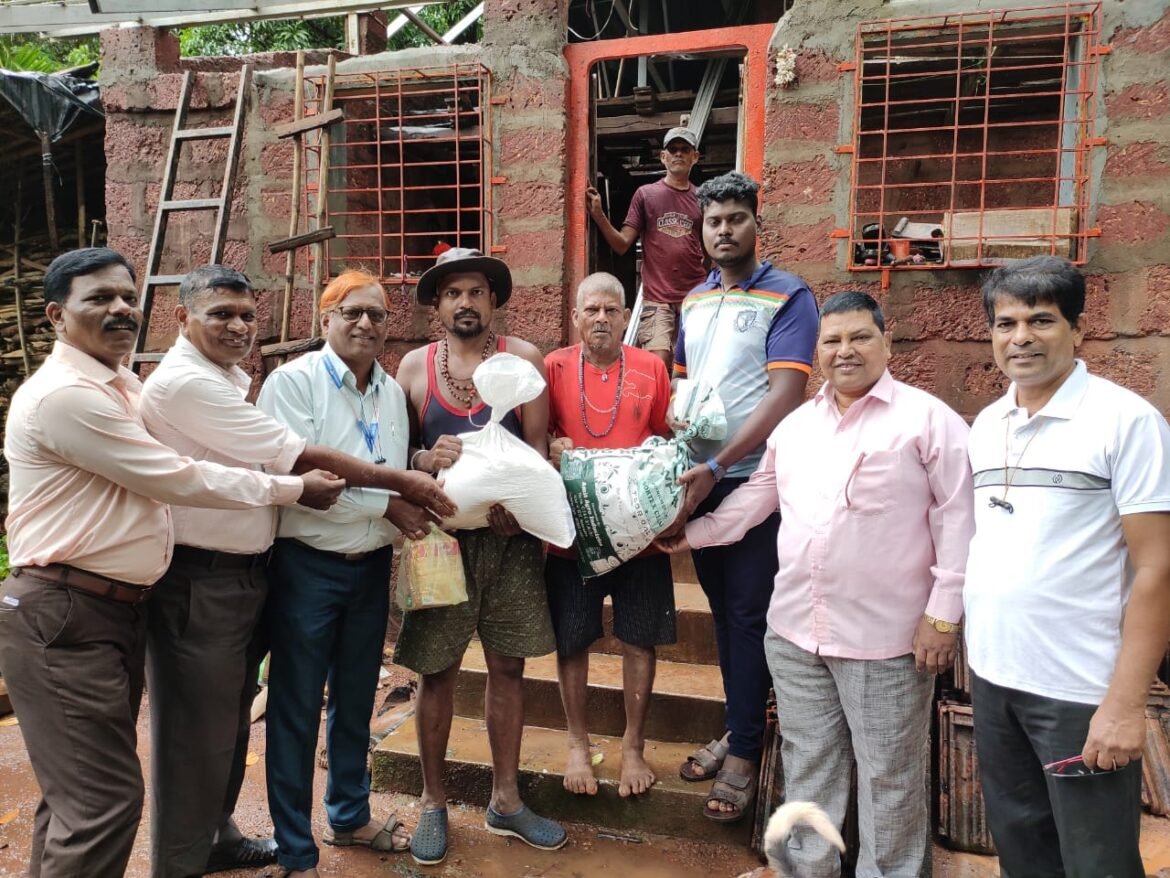 कुणकावण येथील जळीतग्रस्त लक्ष्मण घाडी यांना घाडीगांवकर समाजाची मदत