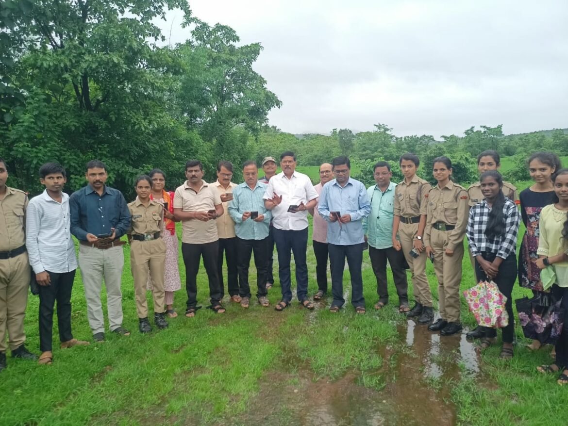 फोंडाघाट येथे तहसीलदार रमेश पवार यांनी शेतकऱ्यांच्या बांधावर जाऊन पीक पाहण्याची दिली माहिती