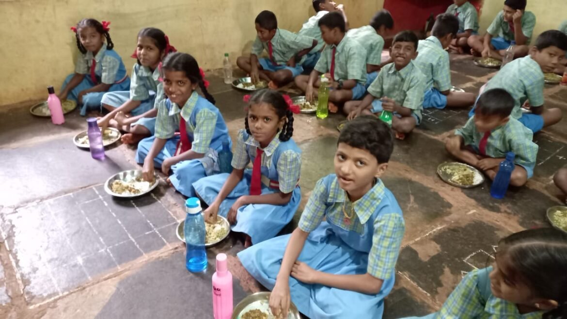 शिडवणे नं.१ शाळेच्या मुलांनी घेतली रानभाज्यांची चव