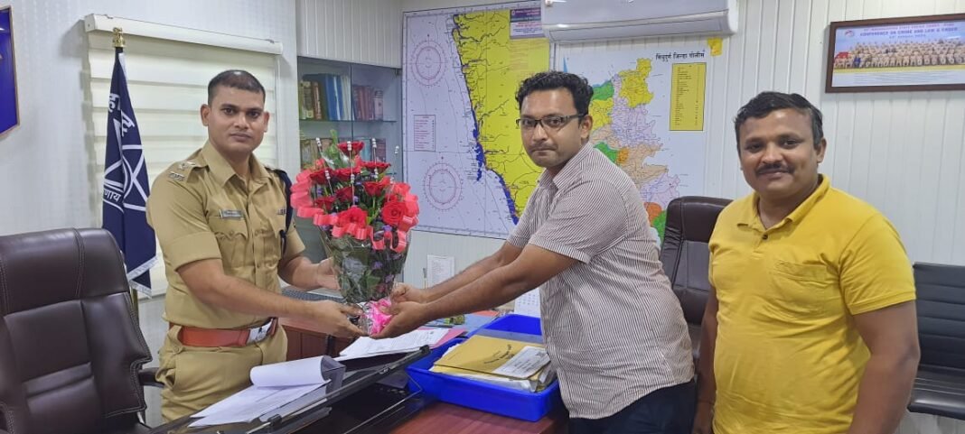 गोव्यातून सिंधुदुर्गात होणारी अवैध वाहतूक रोखण्यासाठी सीमेवरील पोलीस गस्त वाढवा.