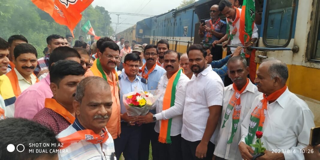 राज्य राणी तुतारी एक्स्प्रेस चे नांदगाव रोड रेल्वे स्टेशनवर भव्य स्वागत