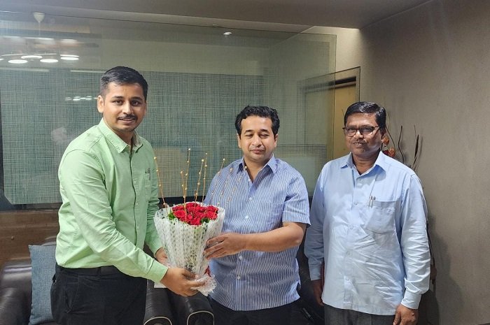 कणकवली तहसीलदार देशपांडे यांनी आमदार नितेश राणे यांची घेतली भेट