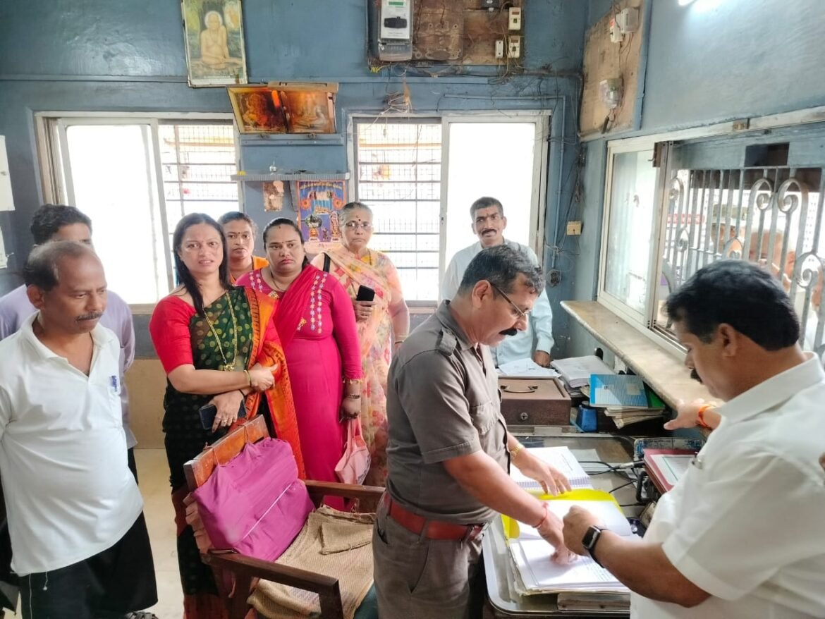 फोंडाघाट बस स्थानक प्रमुखांना उबाठा शिवसैनिकांनी घेराव घालून विचारला जाब