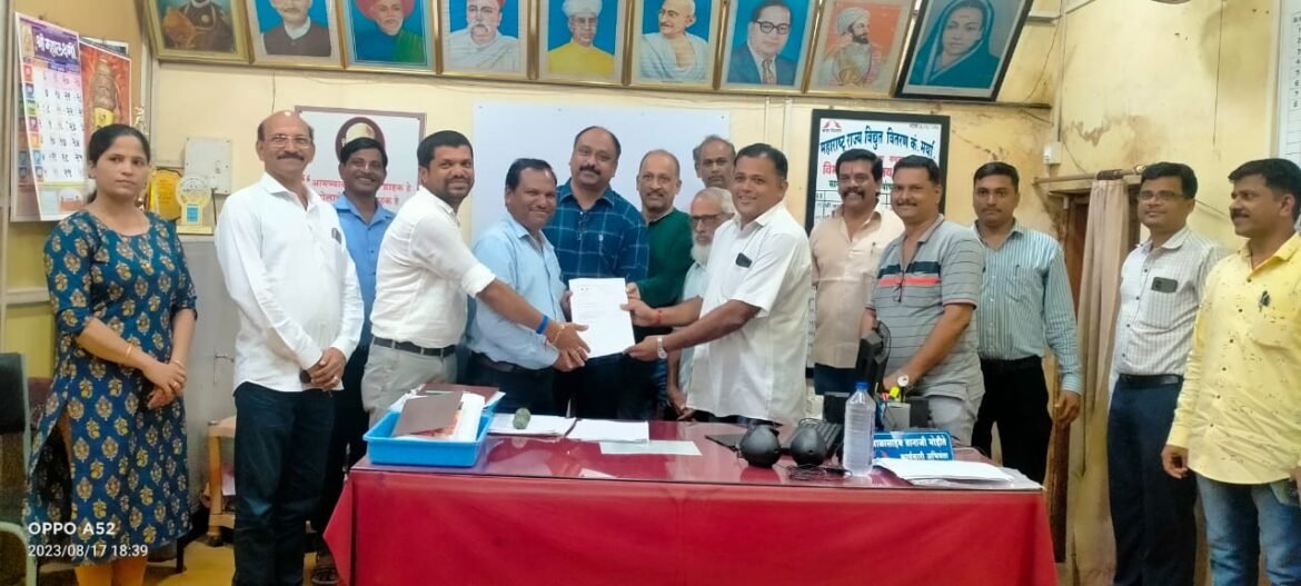 महावितरणचे उपअभियंता विलास बगडे यांच्याकडे जिल्हा व्यापारी संघाची मागणी