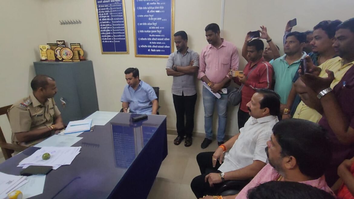 पाकिस्तानचा स्वातंत्र्य दिन उत्साहात साजरा करा, अशी पोस्ट करणाऱ्या युवतीवर कारवाई करा..