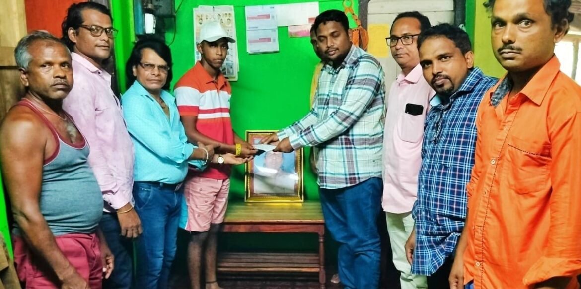 दशावतार राजन गावडेंच्या कुटुंबीयांना संदिप गावडेंकडुन आर्थिक मदत