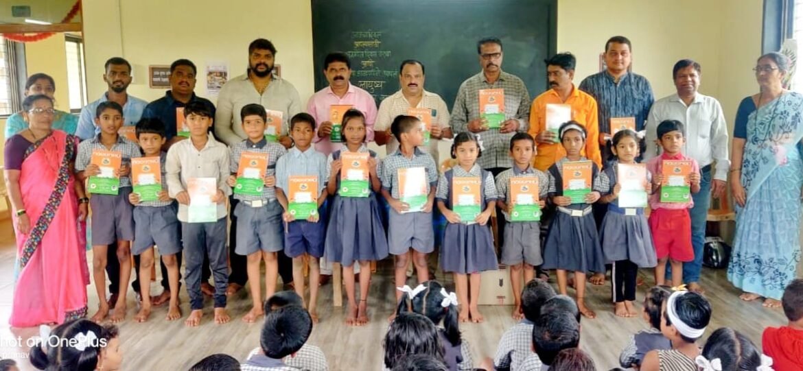 सिंधुदुर्ग जिल्हा बँक अध्यक्ष मनिष दळवी यांच्या वाढदिवसानिमित्त भाजपा व युवा मोर्चा च्या वतीने वेंगुर्लेत विद्यार्थ्यांना खाऊ व वह्या वाटप
