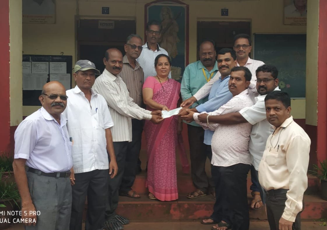 कासार्डे विद्यालयाच्या सन.१९९८/९९ बॅचकडून प्रशालेला ५६ हजाराचा धनादेश