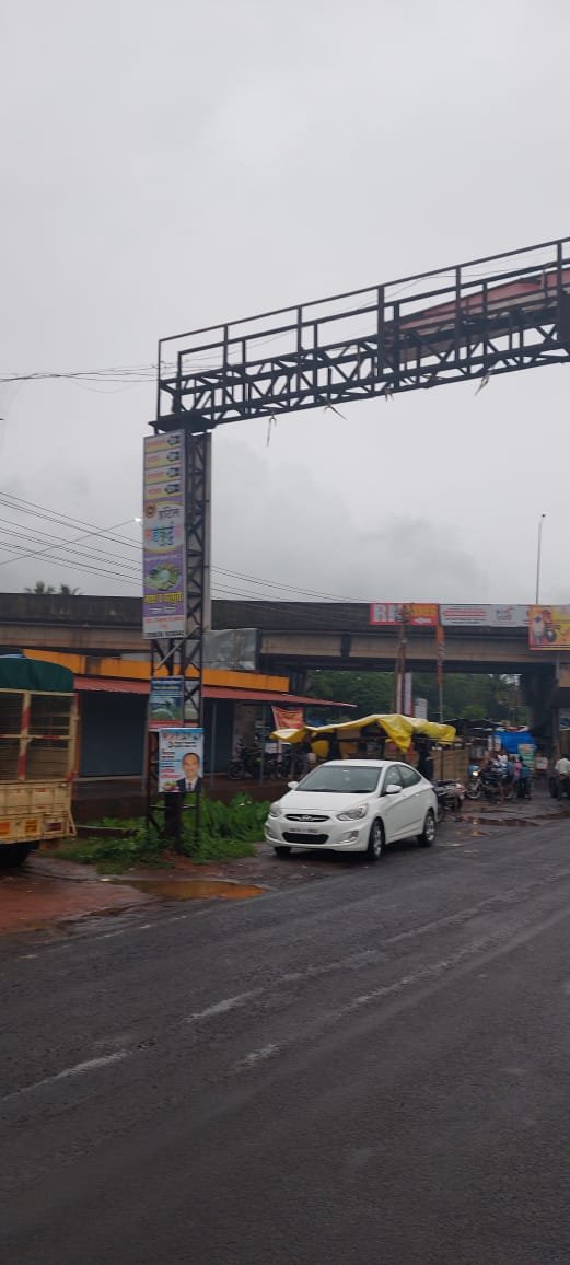 ती जीर्ण आणि धोकादायक कमाण अखेर काढली,ग्रामस्थांत समाधान