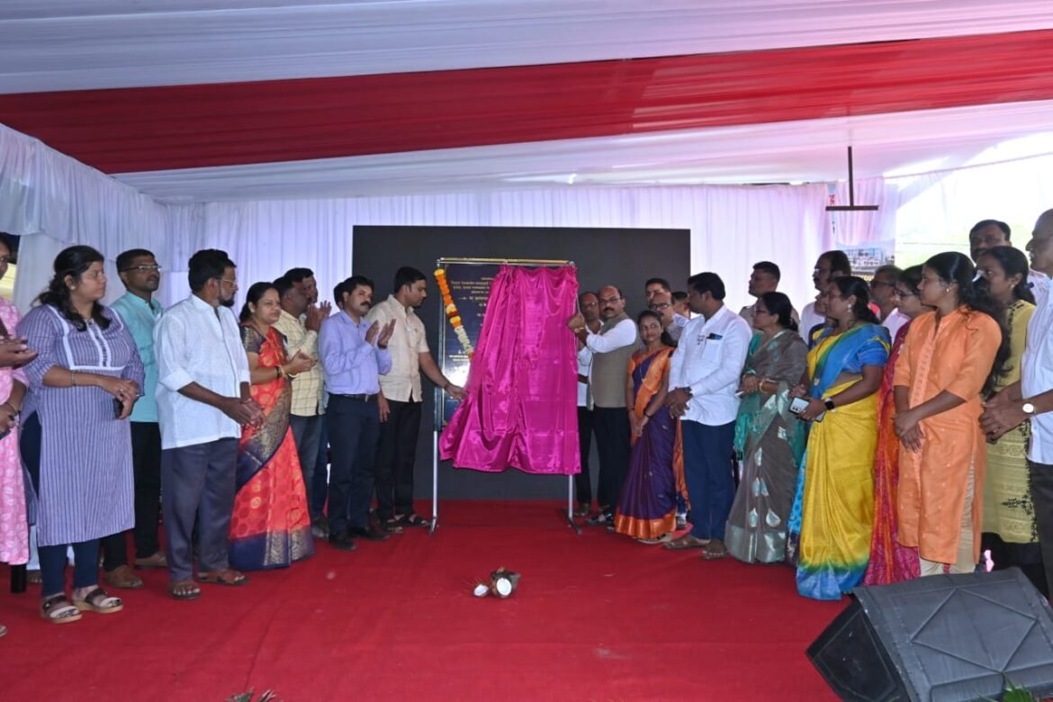 सिंधुदुर्ग भाजपा जिल्हाध्यक्ष मा प्रभाकर सावंत आणि भाजपा युवा मोर्चा जिल्हाध्यक्ष भाई सावंत यांच्या प्रमुख उपस्थिती मध्ये सिंधुदुर्ग रेल्वेस्थानक सुशोभीकरण कामाचा शुभारंभ