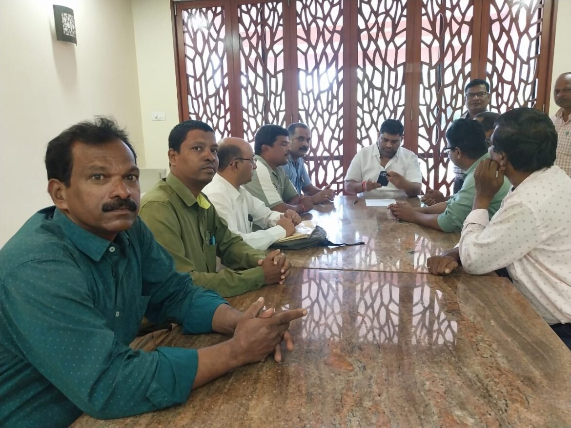 आरोग्य विभागाच्या अन्यायकारक अधिसूचनेमुळे आरोग्य सेवक भरतीवर व आरोग्य कर्मचाऱ्यांवर अन्याय