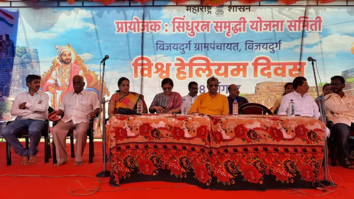 विजयदुर्ग किल्यावर सिंधुरत्न समृद्धी योजना समिती आणि ग्रामपंचायत विजयदुर्ग यांच्या वतीने रत्नागिरी सिंधुदुर्ग लोकसभा निवडणूक प्रमुख प्रमोद जठार यांच्या पुढाकाराने हेलियम डे साजरा