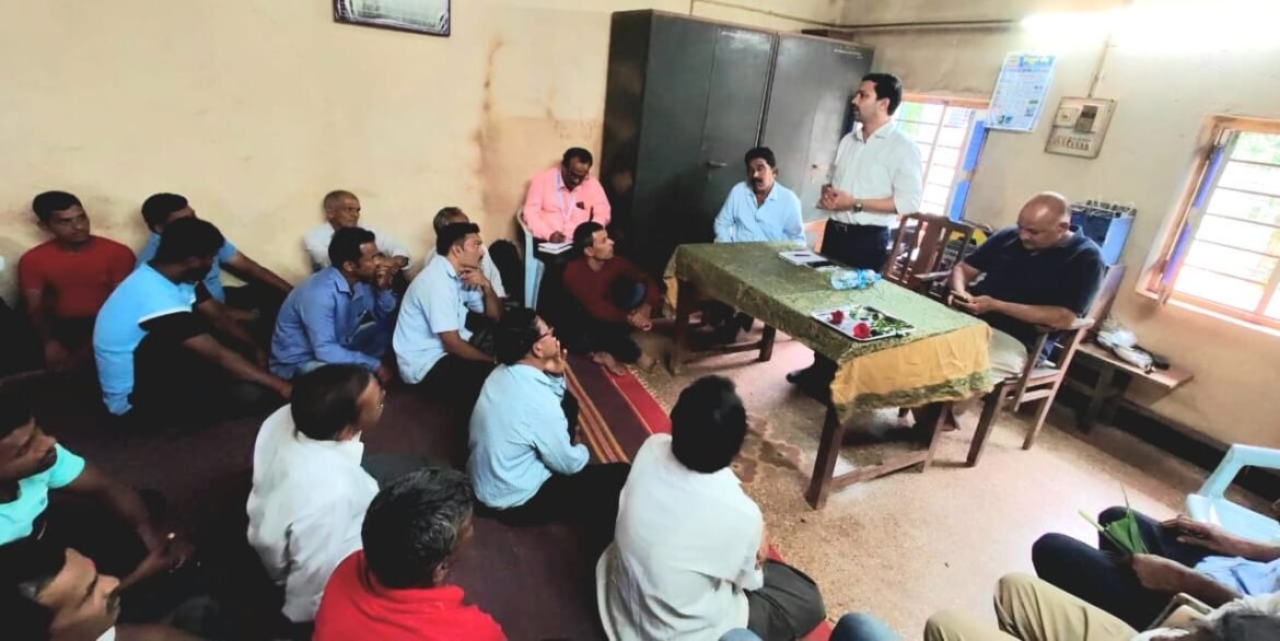 जिल्हा बँक दुग्ध व्यवसायिक शेतकऱ्यांना उद्भवणाऱ्या समस्यांवर उपाययोजना करणार: मनिष दळवी