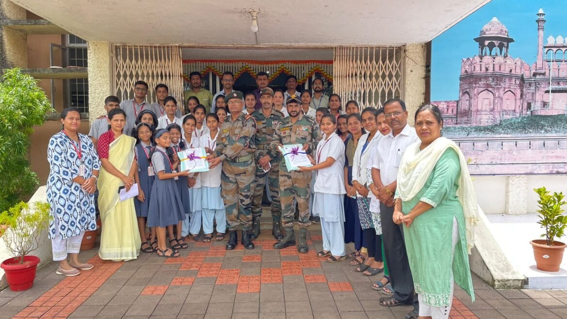 कुडाळ येथील बॅरिस्टर नाथ पै शिक्षण संस्थेच्या विद्यार्थ्यांनी पाठविल्या सैनिकांना राख्या