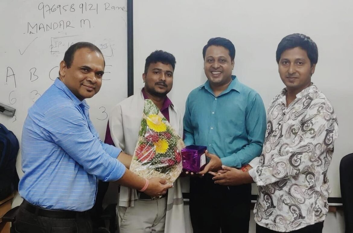 तिमिरातुनी तेजाकडे समुहातील विद्यार्थी, श्री. सच्चिदानंद कृष्णा राऊळ यांची भारतीय टपाल विभागात पोस्टमन पदी निवड झाल्याबद्दल सत्यवान यशवंत रेडकर यांच्यामार्फत सत्कार