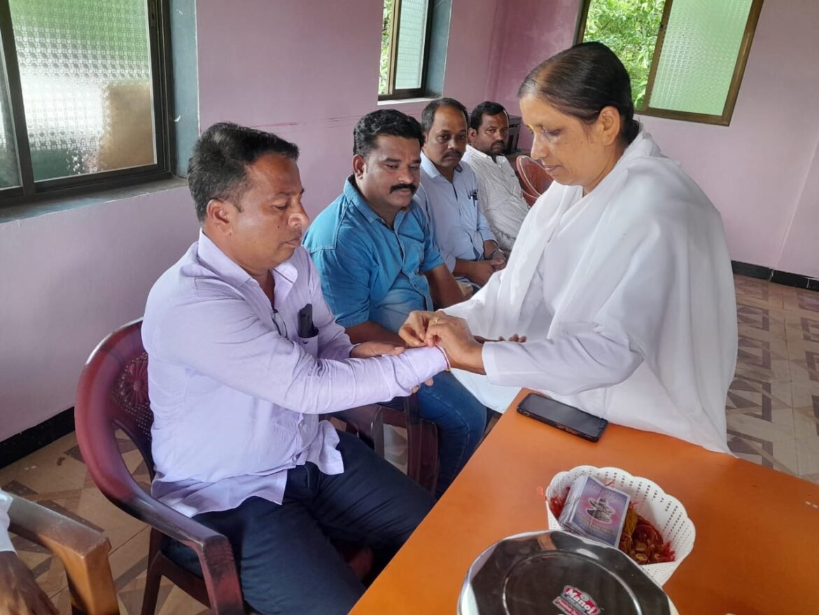 प्रजापीता ब्रम्हकुमारीच्या संचालिकेने तळेरेतील प्रतिष्टिताना राख्या बांधून केला उत्सव साजरा