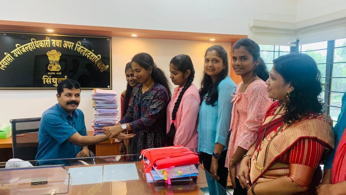 प्रज्ञांगण संस्थेने प्रशासकीय अधिकारी व प्रसार माध्यमकर्मींना राखी ऐवजी बांधले कृतज्ञता बंध
