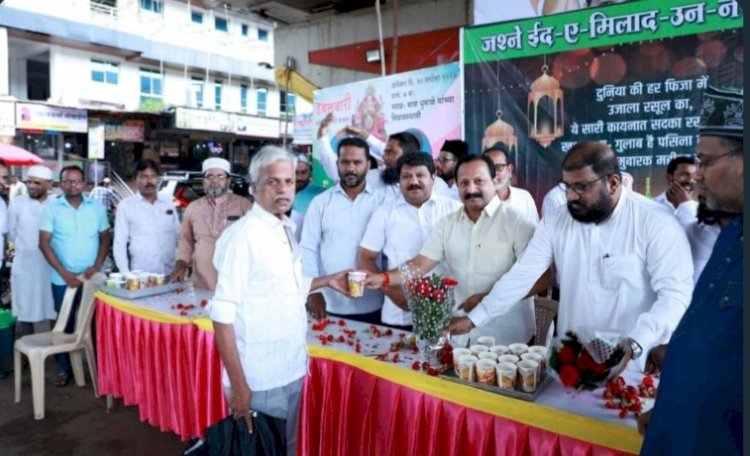 ईद-ए-मिलाद सणानिमित्त कणकवली मुस्लिम समाजाकडून सरबत वाटपाचा कार्यक्रम. माजी नगराध्यक्ष समीर नलावडे यांची प्रमुख उपस्थिती