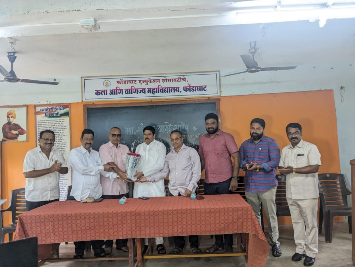 कला आणि वाणिज्य महाविद्यालय फोंडाघाट मध्ये  संजय आग्रे यांचा वाढदिवस उत्साहात साजरा