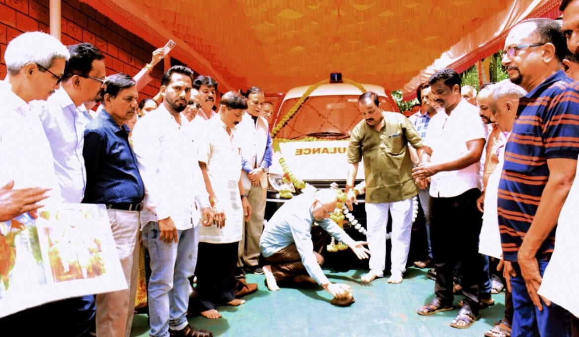सेवा परीवार – वेंगुर्ला व कुंभारटेंब युवक कला व क्रीडा मंडळ – तुळस च्या वतीने आरोग्य शिबीर व रुग्णवाहिका लोकार्पण