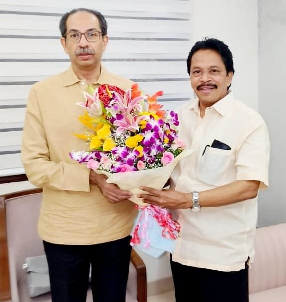 शिवसेना पक्षप्रमुख श्री.उद्धव ठाकरे यांची शिवसेना जिल्हाप्रमुख श्री.संदेश पारकर यांनी मातोश्रीवर घेतली सदिच्छा भेट