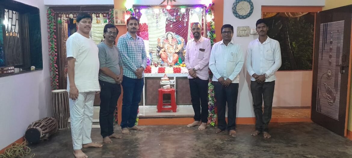 कणकवली तहसीलदार व देवगड तहसीलदार यांनी राष्ट्रवादी अध्यक्ष अनंत पिळणकर यांच्या घरी गणपती बाप्पाचे घेतले दर्शन