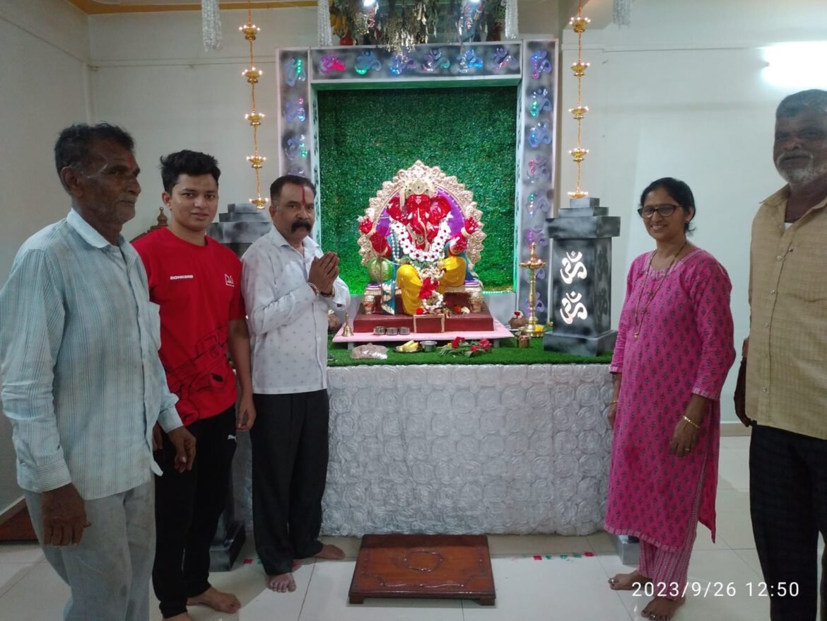 राजकीय पक्ष जरी वेगवेगळे असले तरी प्रत्येक वर्षी दोस्ती खातीर श्री राजेंद्र मनोहर पेडणेकर श्री गणेश दर्शनासाठी भेट देतातच