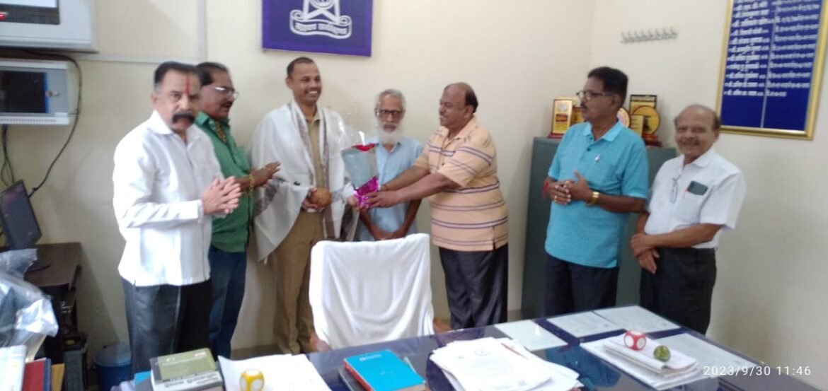 व्यापारी मित्र मंडळाच्या वतीने पोलीस निरीक्षक अमित यादव यांचा केला सत्कार