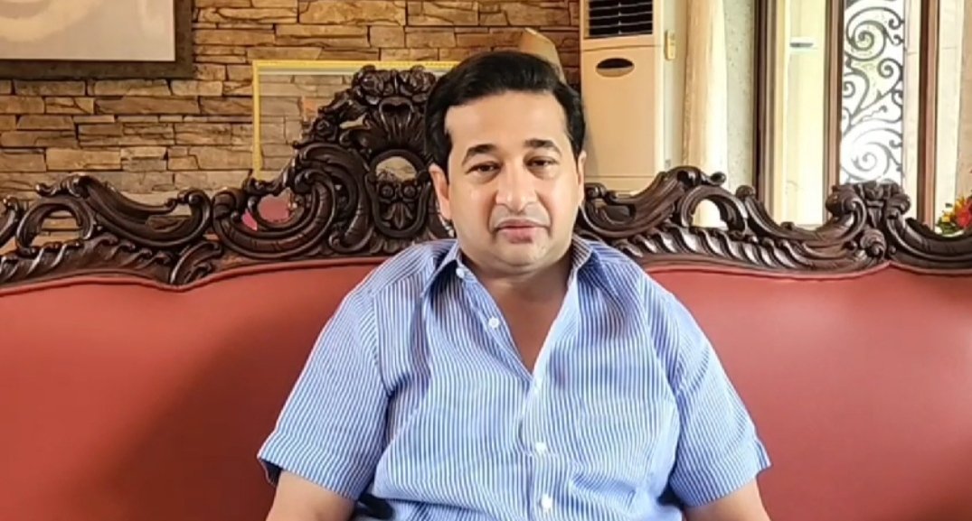 तुझे परदेश दौऱ्यातील फोटो “आयटनरी” सकट जाहिर करून वस्त्रहरण करेन