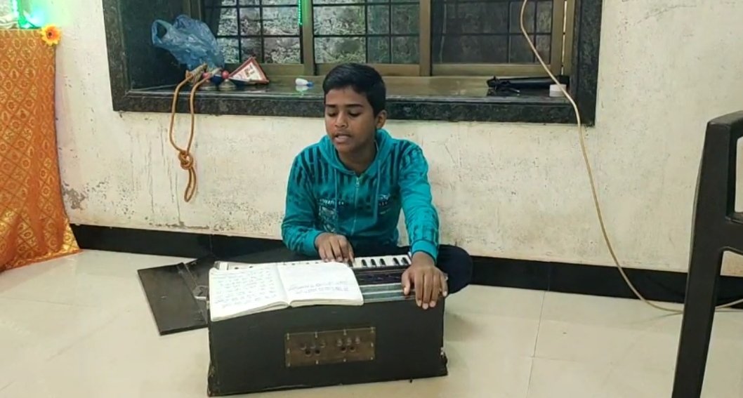 लाल मातीतील नव्या पिढीचा कलाकार मंदार श्यामसुंदर हडकर यांनी सादर केला अभंग