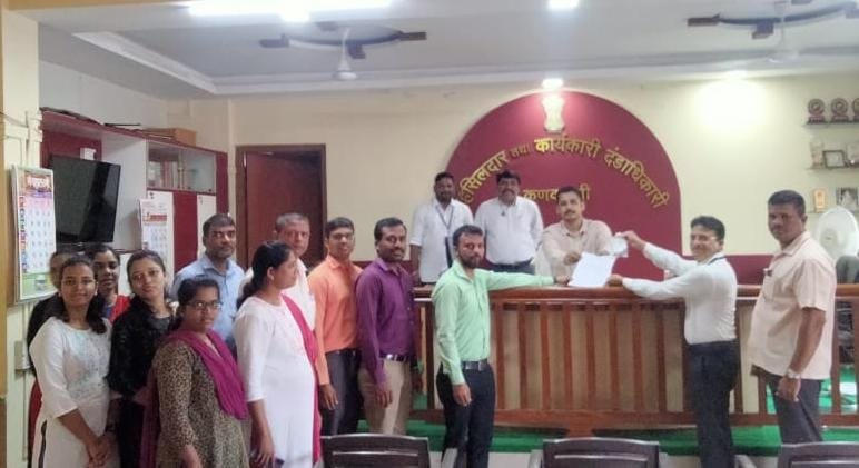 कणकवली तहसीलदारांकडे अतिरिक्त साझाचा कार्यभार असलेल्या तलाठी कार्यालयाच्या चाव्या जमा