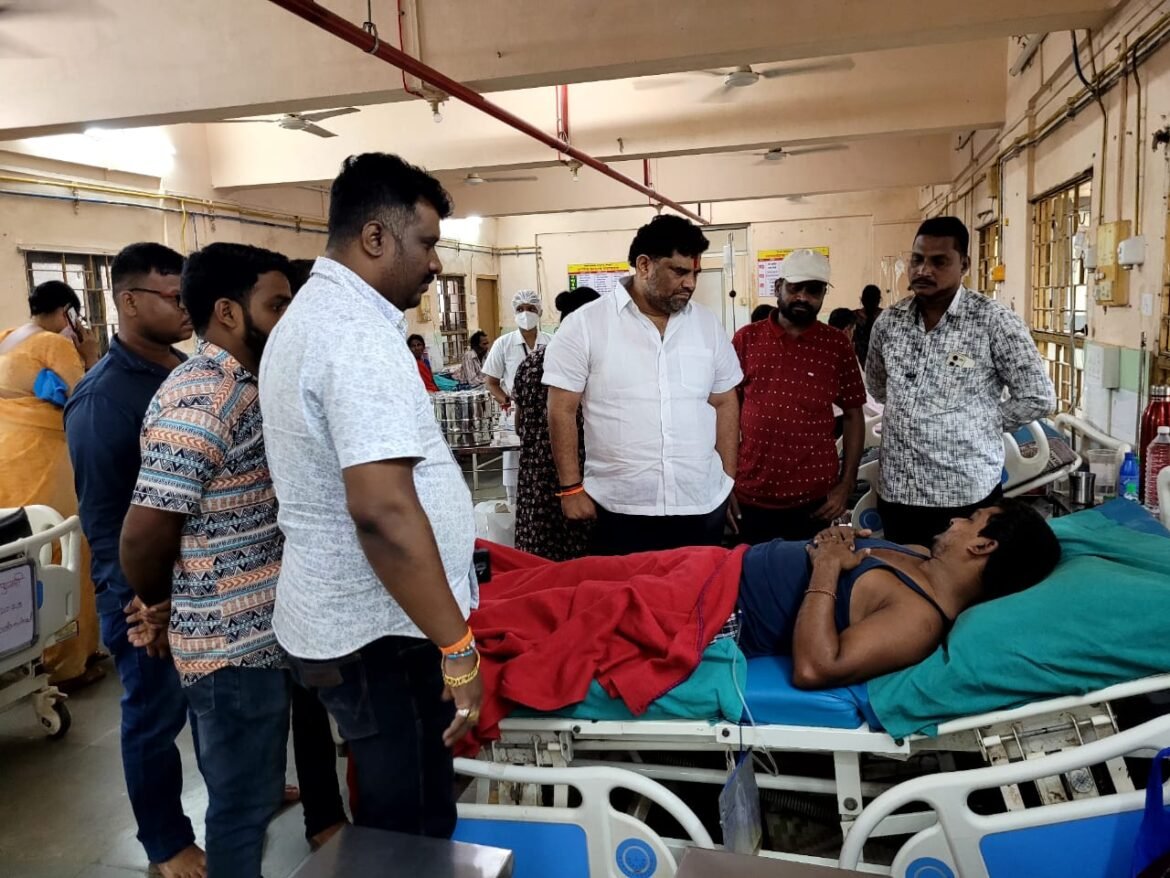 एसटीखाली सापडून जखमी झालेले चालक प्रकाश पवार यांची आ. वैभव नाईक यांनी रुग्णालयात केली विचारपूस