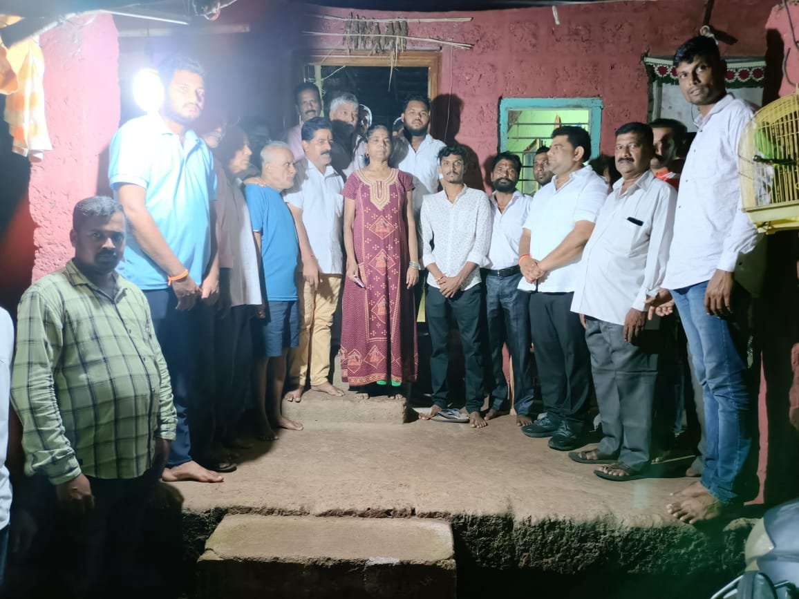 घराचे छप्पर कोसळलेल्या बांदीवडेतील मांजरेकर कुटूंबियांची आ. वैभव नाईक यांनी भेट घेत केली आर्थिक मदत