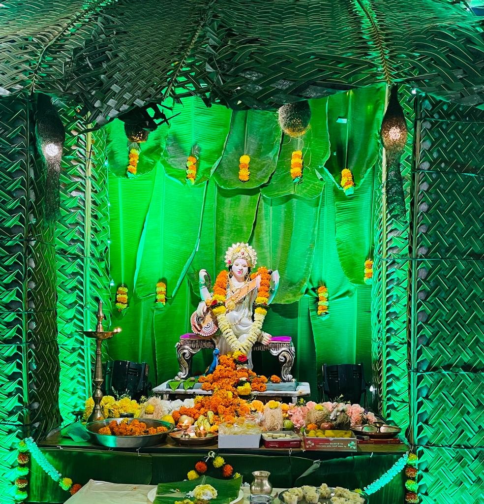 *बॅ. नाथ पै शिक्षण संस्थेमध्ये देवी शारदा मातेसाठी सजवले इकोफ्रेंडली मकर*