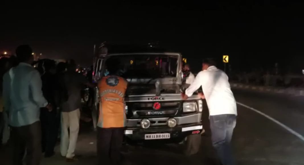 कणकवली हळवल फाटा येथे महिंद्रा ट्रॅक्स पलटी…