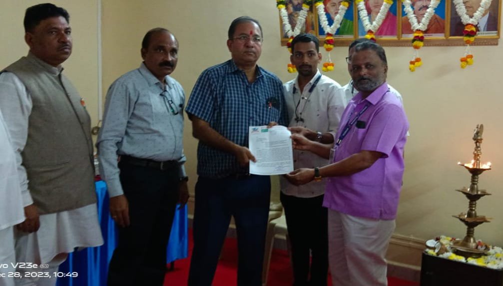 कणकवली रेल्वे स्टेशनच्या विविध समस्या संदर्भात कोकण रेल्वेचे ह्युमन राईटच्या वतीने लक्ष वेधण्यात आले