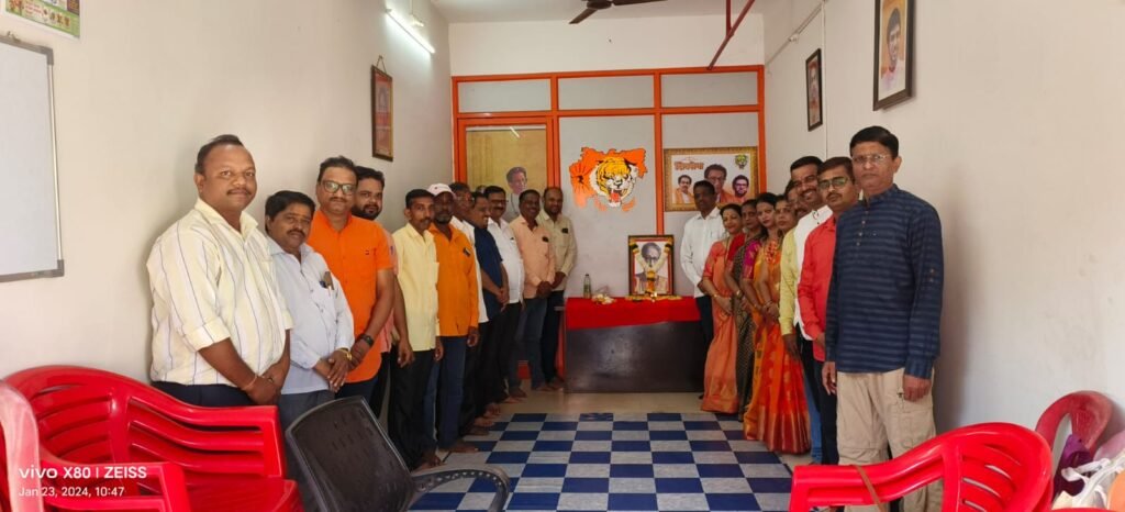 ठाकरे शिवसेनेच्या वतीने मध्यवर्ती कार्यालयात शिवसेनाप्रमुख बाळासाहेब ठाकरे यांना केले अभिवादन