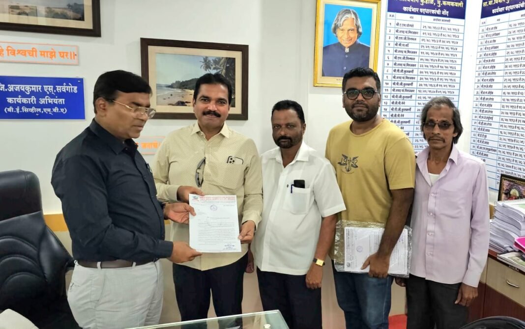ह्यूमन राईटस् असोसिएशन फॉर प्रोटेक्शन सिंधुदुर्गच्या वतीने सा. बां विभाग कार्यकारी अभियंता अजयकुमार सार्वगौड यांना पोलिस वसाहतींबाबत दिले विशेष